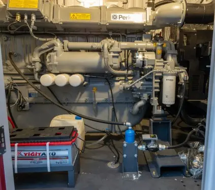 818 kW containerized diesel genset with a British Perkins engine and a Stamford generator for PLAZMA shopping and entertainment center in Murmansk – фото 57 из 70