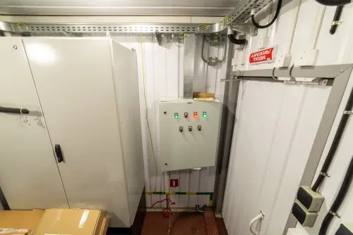 818 kW containerized diesel genset with a British Perkins engine and a Stamford generator for PLAZMA shopping and entertainment center in Murmansk – фото 21 из 70