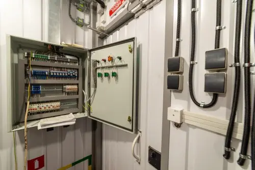 818 kW containerized diesel genset with a British Perkins engine and a Stamford generator for PLAZMA shopping and entertainment center in Murmansk – фото 32 из 70