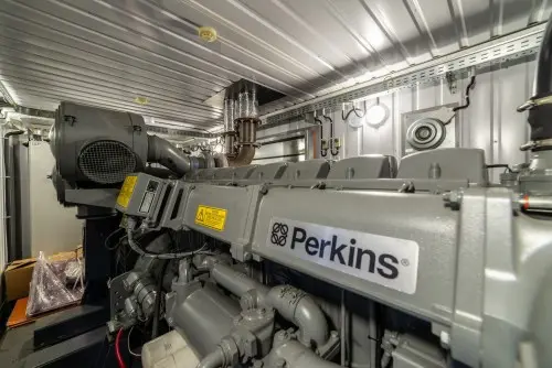 818 kW containerized diesel genset with a British Perkins engine and a Stamford generator for PLAZMA shopping and entertainment center in Murmansk – фото 8 из 70