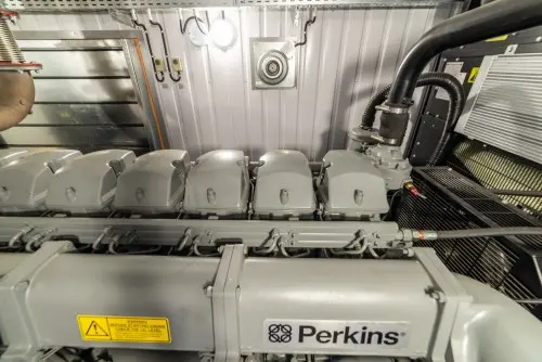 818 kW containerized diesel genset with a British Perkins engine and a Stamford generator for PLAZMA shopping and entertainment center in Murmansk – фото 10 из 70